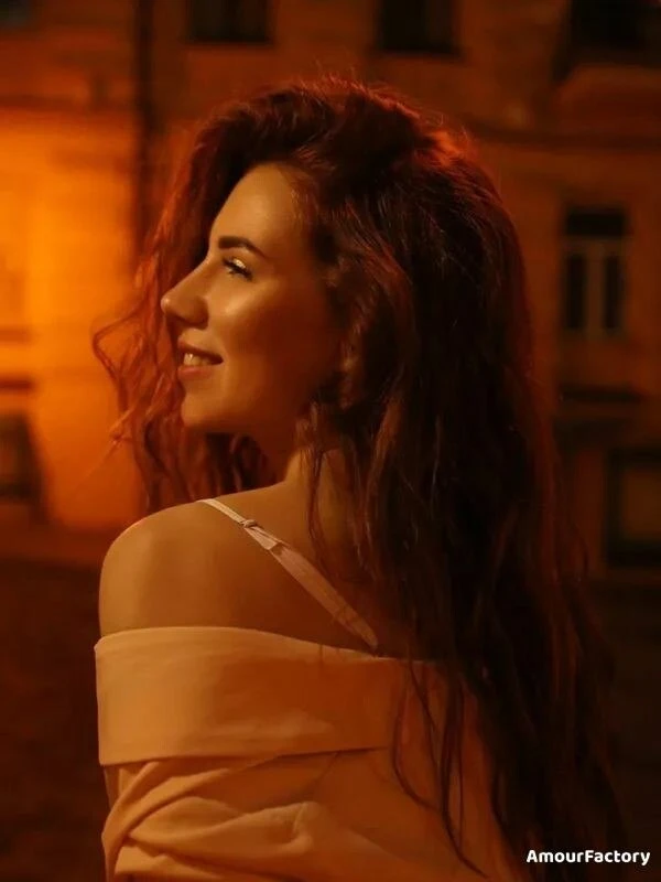 Elena Profile image 2