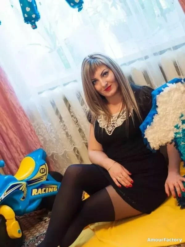 Elena Profile image 2