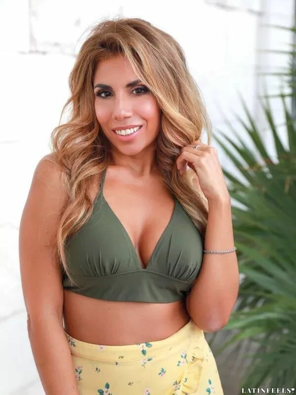 Elizabeth Profile image 3