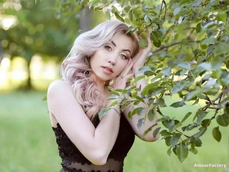 Elena Profile image 3