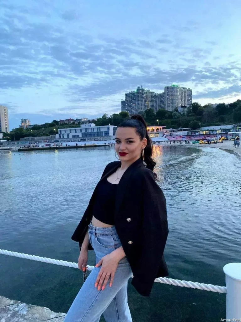 Julia Profile image 4