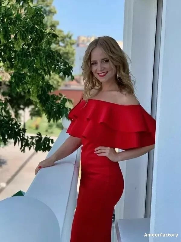 Elena Profile image 2